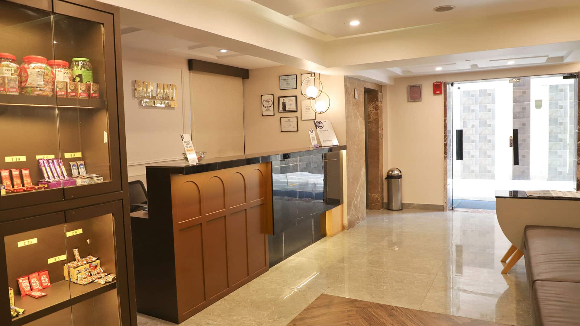 Roland-Hotel-Guest-Reception