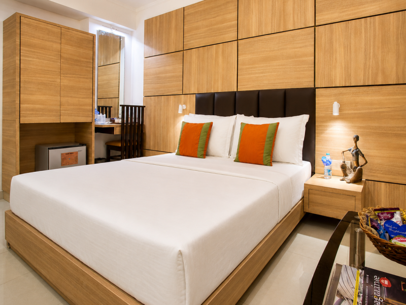 Deluxe room Kolkata with spacious bedroom and comfortable bed at Roland Hotel